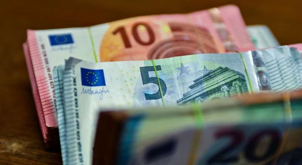 Euro e nis javen ne renie, zbret shume prane kufirit te 99 lekeve